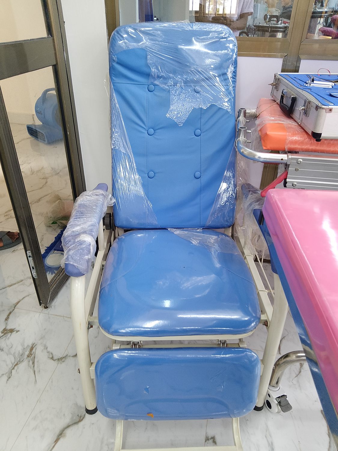 Blood donor and dialysis chair