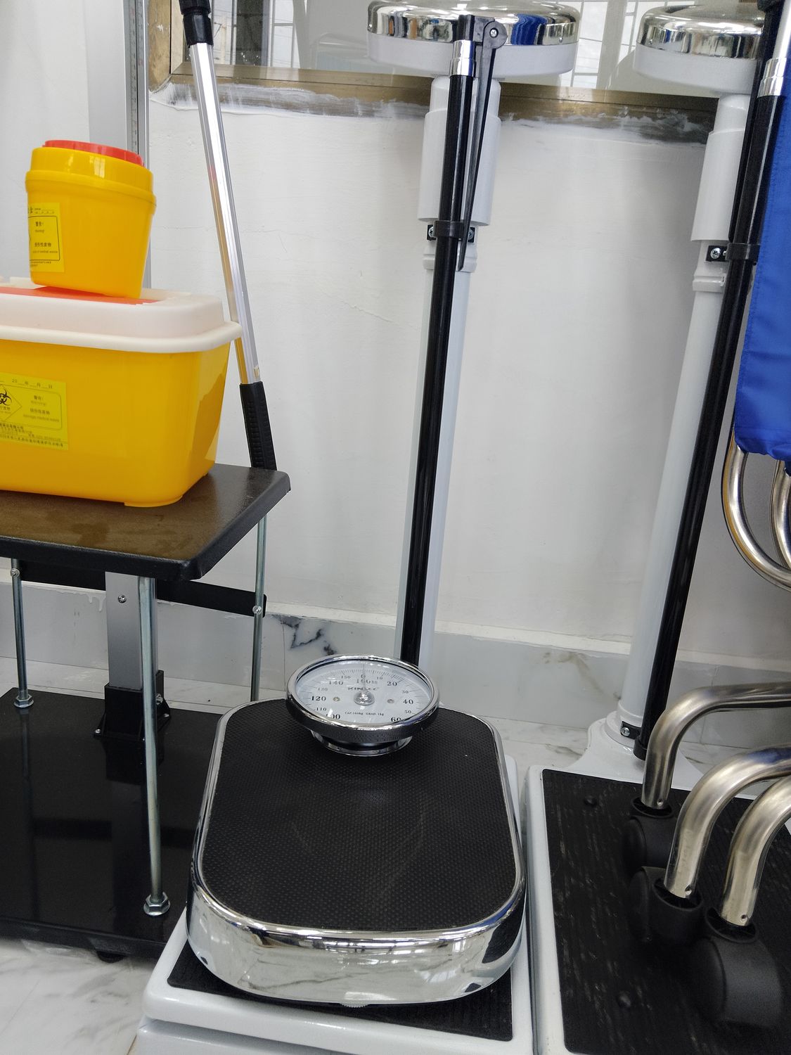 Mechanical weighing scale with height rod